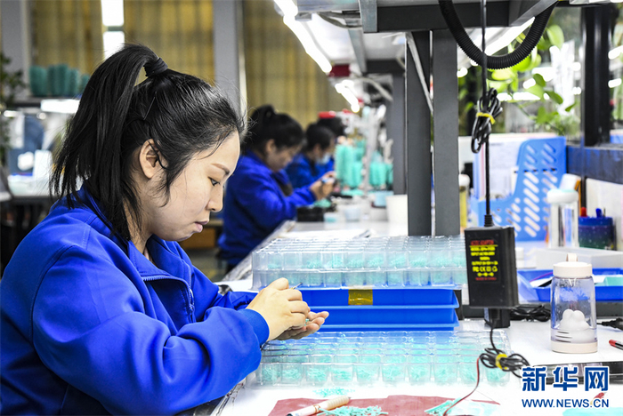 河南济源:白银饰品加工忙