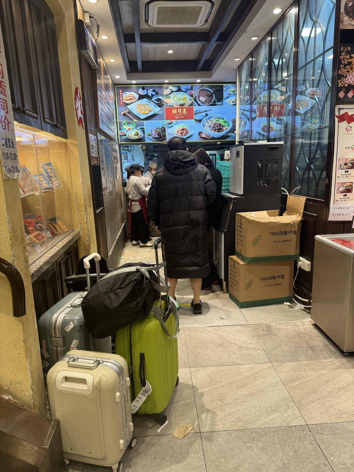 鲜得来门店内堆了不少顾客的行李箱。澎湃新闻记者 唐莹莹 摄