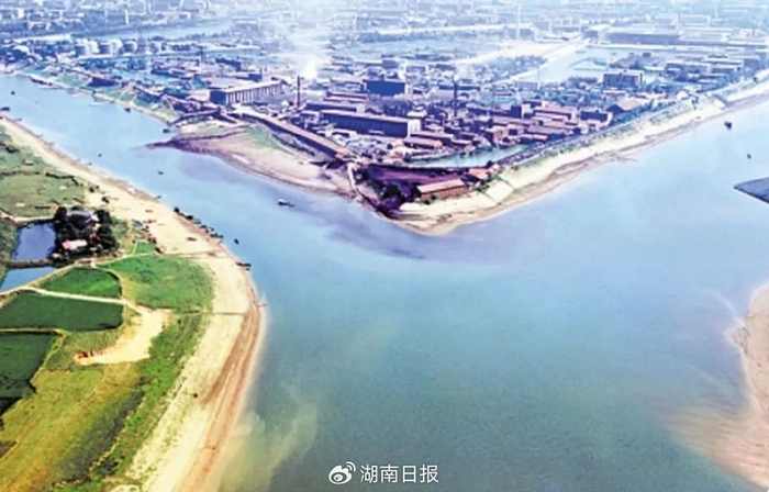1986年的新河三角洲。洲上有长沙化工厂、长沙制革厂、湖南人造板厂、市石油库等企业。谢金庭 摄