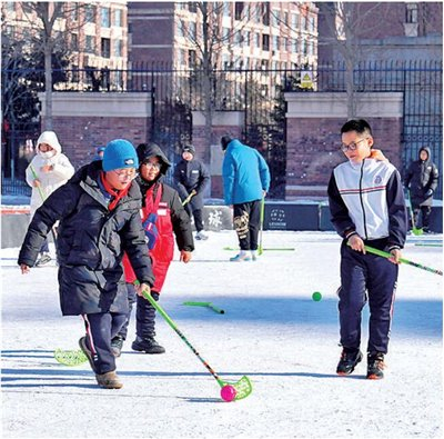 课后服务中，吉林长春新区尚德学校学生积极参与冰雪运动。尚德学校供图