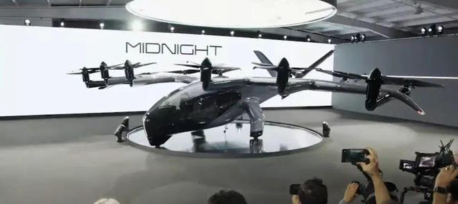 图源：彭博社电视台，图中为Midnight展示