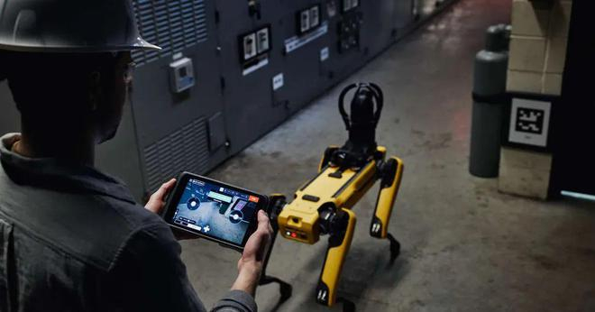 图源：Boston Dynamics，图中工作人员使用平板操作Spot