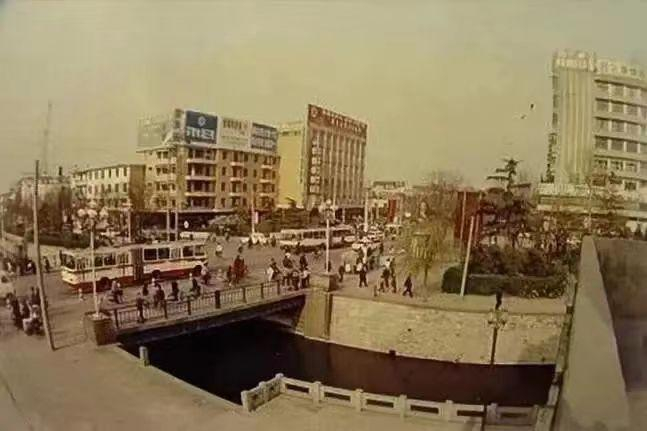 上世纪80年代初的南门桥。