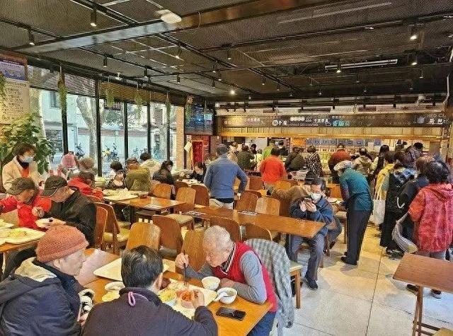 上图：位于天平街道66梧桐院党群服务中心的社区食堂，坐落于衡复风貌区。 摄影/张龙