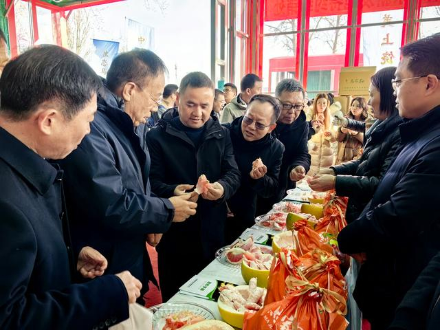 “广丰马家柚”推介活动直接在水果交易区进行发布，让农产品基地、批发商与采购商、消费者直接对接。新京报记者 陈琳 摄