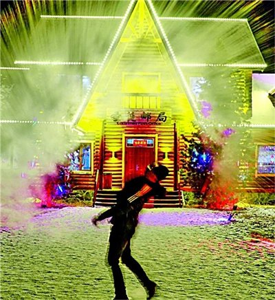 游客在北极村体验泼水成冰。关卫宏摄/光明图片