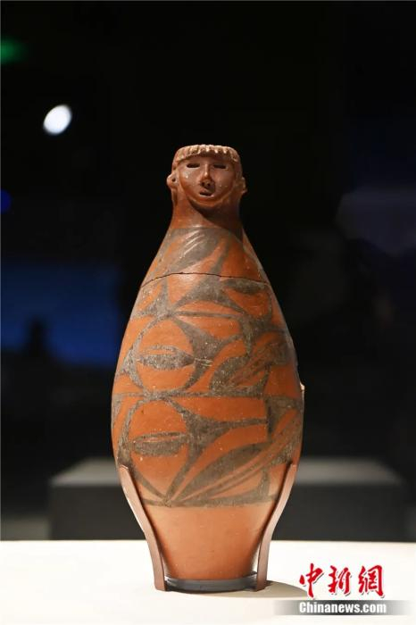 甘肃省博物馆镇馆之宝——人头形器口彩陶瓶。九美旦增 摄