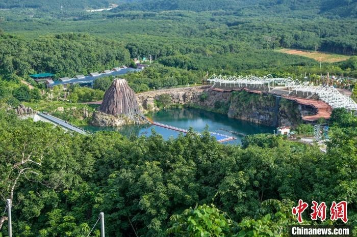 在海南省儋州市的莲花山生态文化景区内漫步,目之所及山间林木葱茏