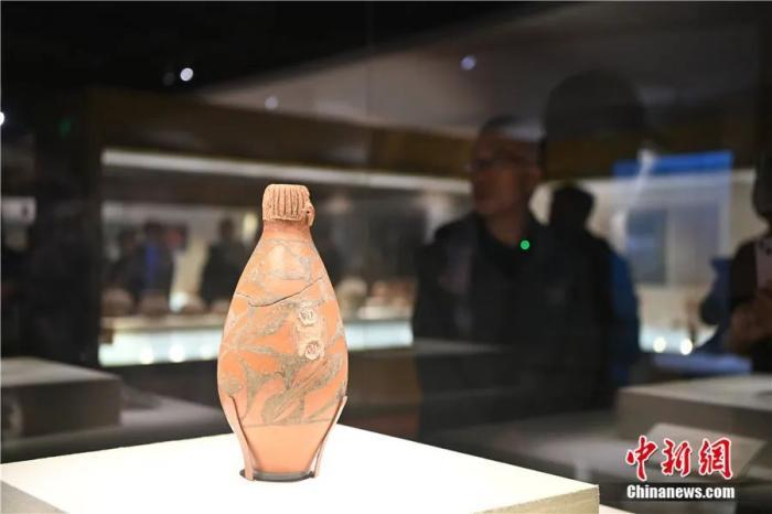 人头形器口彩陶瓶侧面，双耳残缺，为细泥红陶。九美旦增 摄