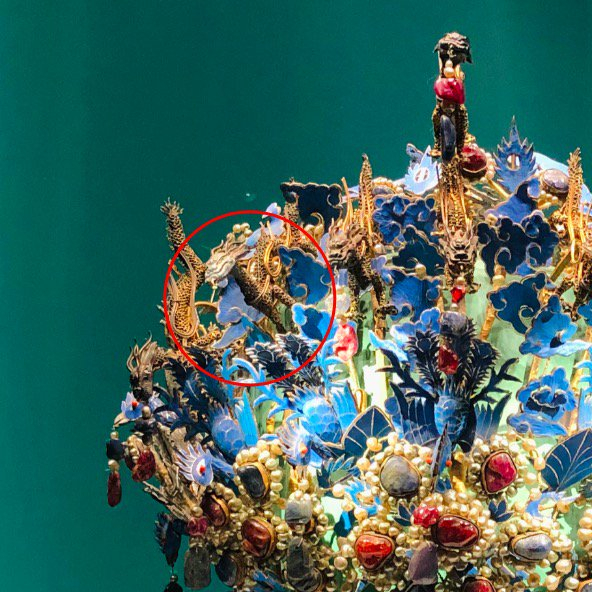 红圈中为龙口中缺失的宝石