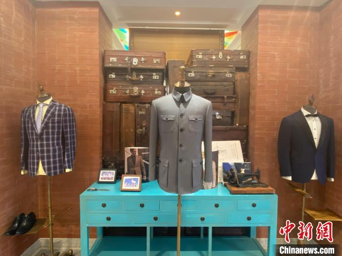 “荣昌祥”展出的服装和老物件。林波 摄