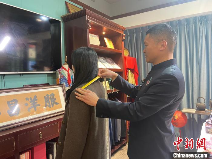 王小方为客人“量体裁衣”。林波 摄