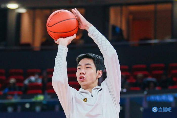 参加过去年两项大赛的男篮国手中，只有广厦的朱俊龙（左）CBA前28轮保持全勤。 图/新华社