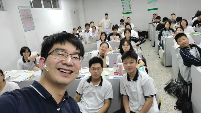 朱林鹏在课堂上与学生合影。 受访者供图