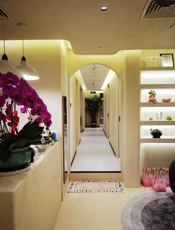 上图：克丽缇娜百联南方店在建行帮助下，有了创新发展的基因和走出去的可能性。