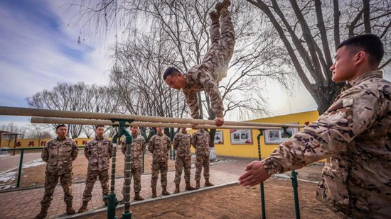 武警锦州支队凌海中队官兵组织日常训练.刘向杰/摄