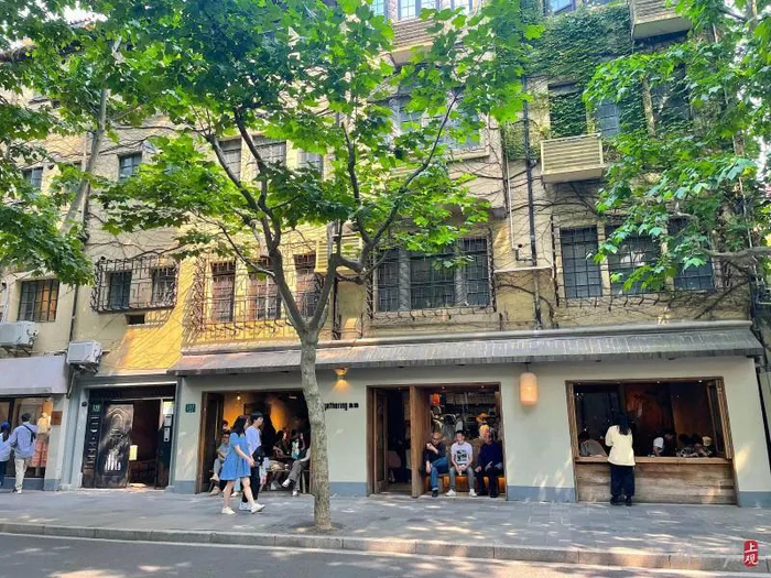 武康路Gathering集雅咖啡，路过的行人和店外小坐的顾客互为风景。 舒抒 摄