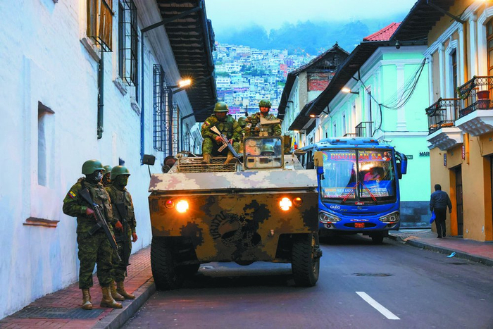     军人在厄瓜多尔基多街头巡逻