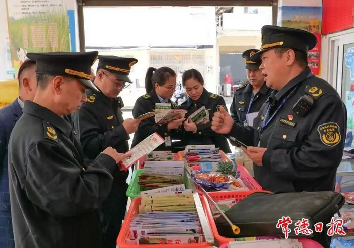 常德市农业执法人员开展农资打假行动 陈欢 摄