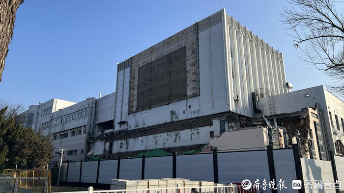 正在拆除施工中的山东省科技馆老馆建筑。 范佳 摄