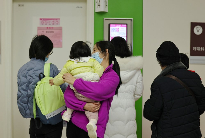 ▲市妇幼保健院内，患儿及家长正在候诊。医院供图