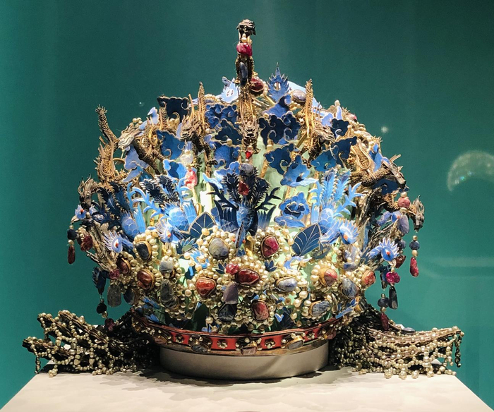 本次在成博展出的十二龙九凤冠
