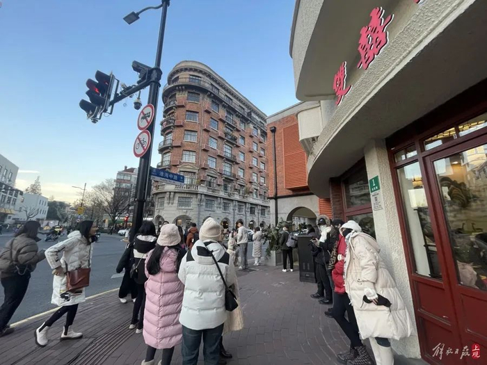2023年12月，寒潮中工作日下午的武康大楼前。舒抒 摄