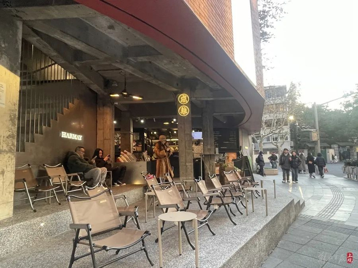 冬日寒潮中，位于安福路武康路口的集合店“话梅”。 舒抒 摄