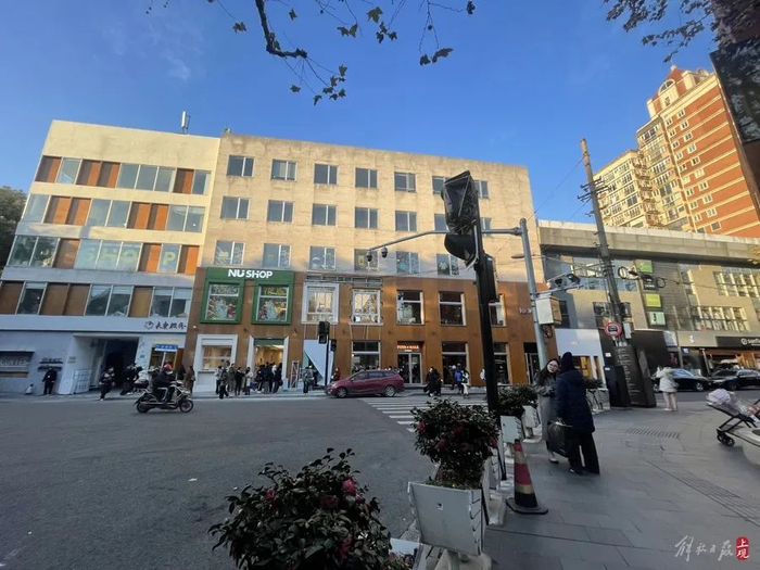 武康路安福路路口，被网友称为“梧桐区宇宙中心”。 舒抒 摄