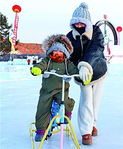 游客在北极村七星广场游玩。 邵天李摄/光明图片