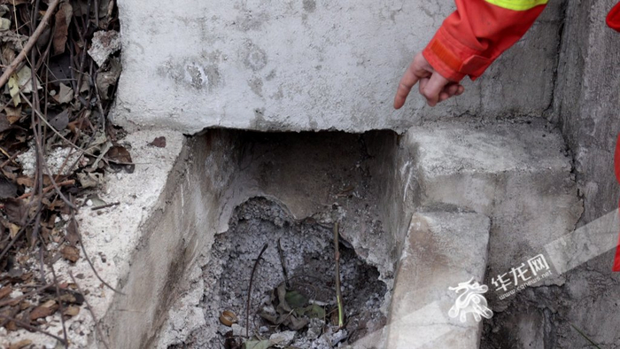 管道下方出口破拆痕迹明显。华龙网记者 罗盛杰 摄