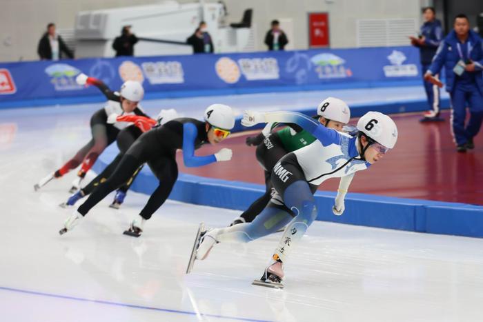 在速度滑冰公开组女子集体出发决赛中，内蒙古运动员李韫媛（右3）获得第三名。
