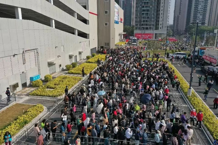 外场排队人流 宋春雨/摄