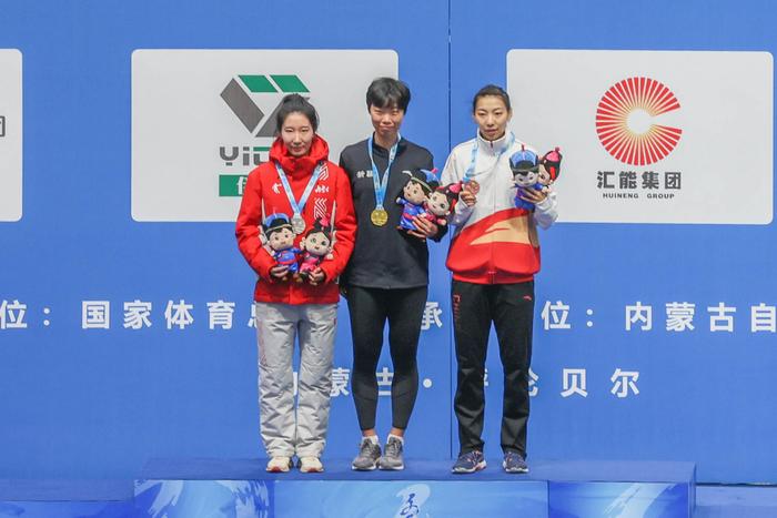 速度滑冰公开组女子1000米决赛中，新疆选手殷琦获得第一名，内蒙古选手韩梅和吉林选手李奇时分列二三位。