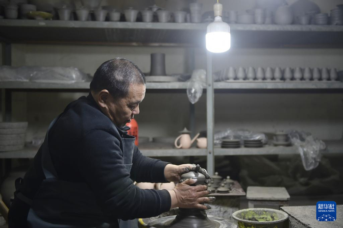   1月10日，范随州在汝州市弘宝汝窑工作室创作汝瓷作品。新华社记者 鲁鹏 摄