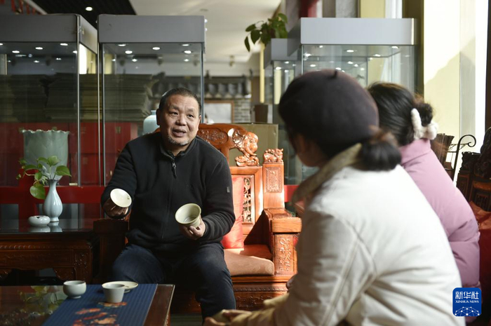   1月10日，范随州在汝州市弘宝汝窑展厅向来访者介绍自己近期柴烧的汝瓷作品。新华社记者 鲁鹏 摄