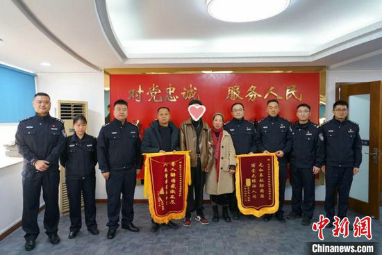 刘氏一家为两地警方送上锦旗。戴文琦 供图