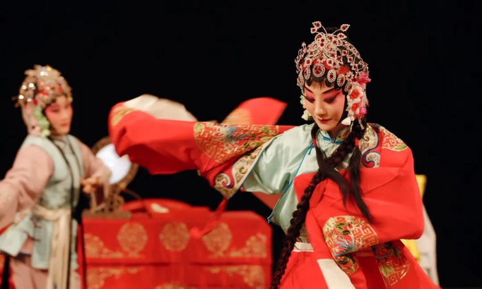 姐妹俩在线下舞台表演