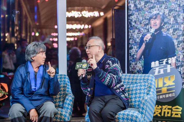 林子祥与潘伟源（右）在新闻发布会现场