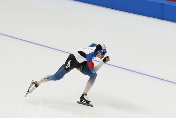 内蒙古选手陈磊在速度滑冰公开组男子1000米比赛中。