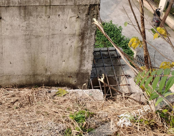 目前，管道入口已被焊死。华龙网实习生 马翰松 摄