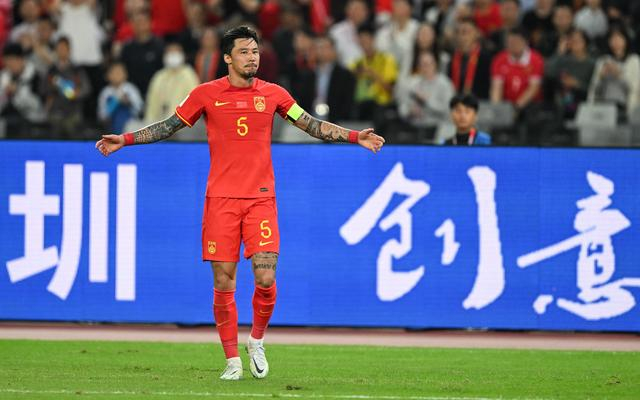 从去年的36强赛到今年初的亚洲杯，34岁的张琳芃是国足的后防中坚。  图/新华社