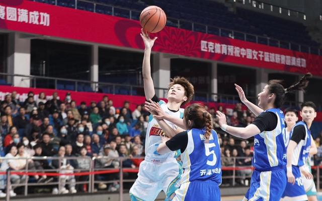 首钢女篮后卫郑茗（左）被补招进国家队集训名单。  图/北京首钢篮球俱乐部