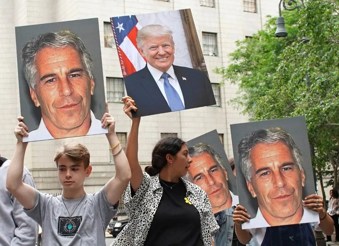 当地时间2019年7月8日，美国纽约，民众在法院外手持特朗普和爱泼斯坦的照片