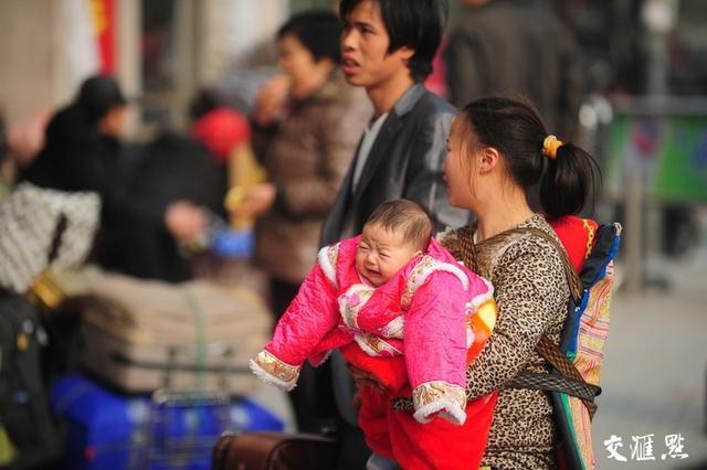2013年1月29日，乘客在南京长途客运站等候买票。刘浏摄 视觉江苏网供图
