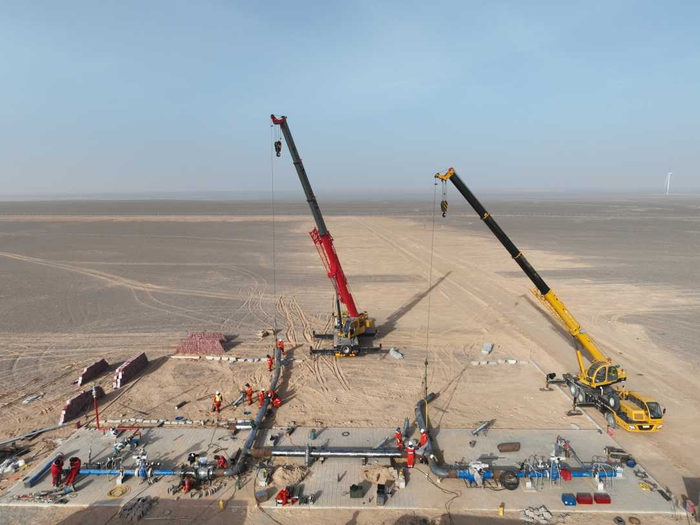 图为西部管道公司鄯乌天然气管道改输氢中试平台试验项目安装现场 。李牛牛 摄