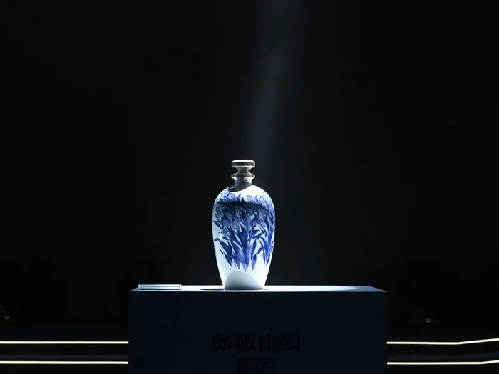 △郎酒庄园大师手作酒·蝶化庄周青花瓷空谷瓶