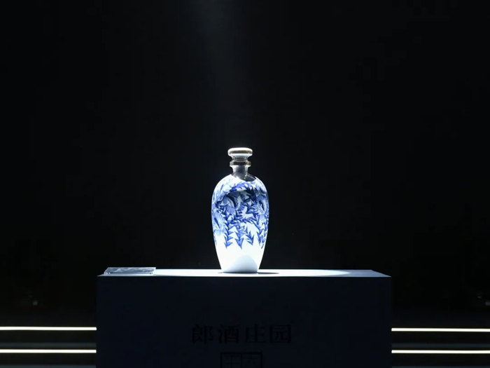 △郎酒庄园大师手作酒·春意盎然青花瓷空谷瓶