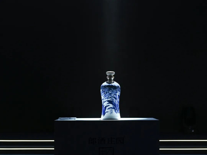 △郎酒庄园大师手作酒·郁金荣华青花瓷鱼跃瓶
