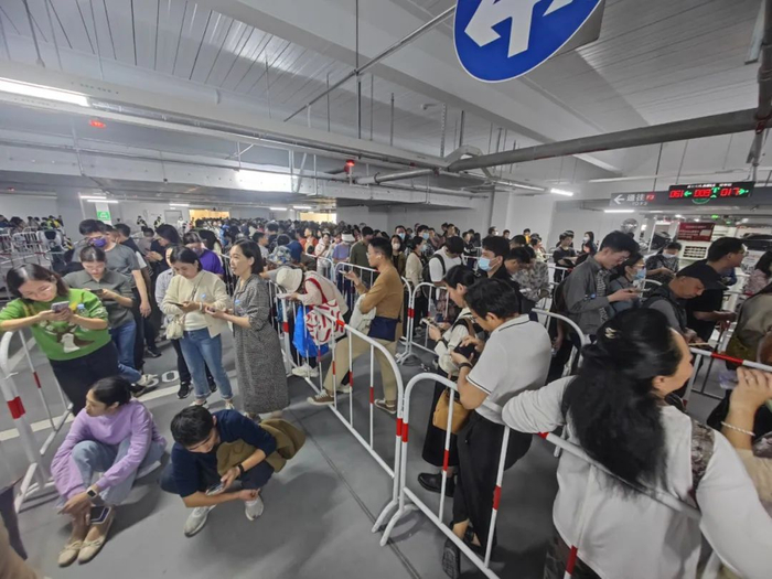 内场排队人流 宋春雨/摄